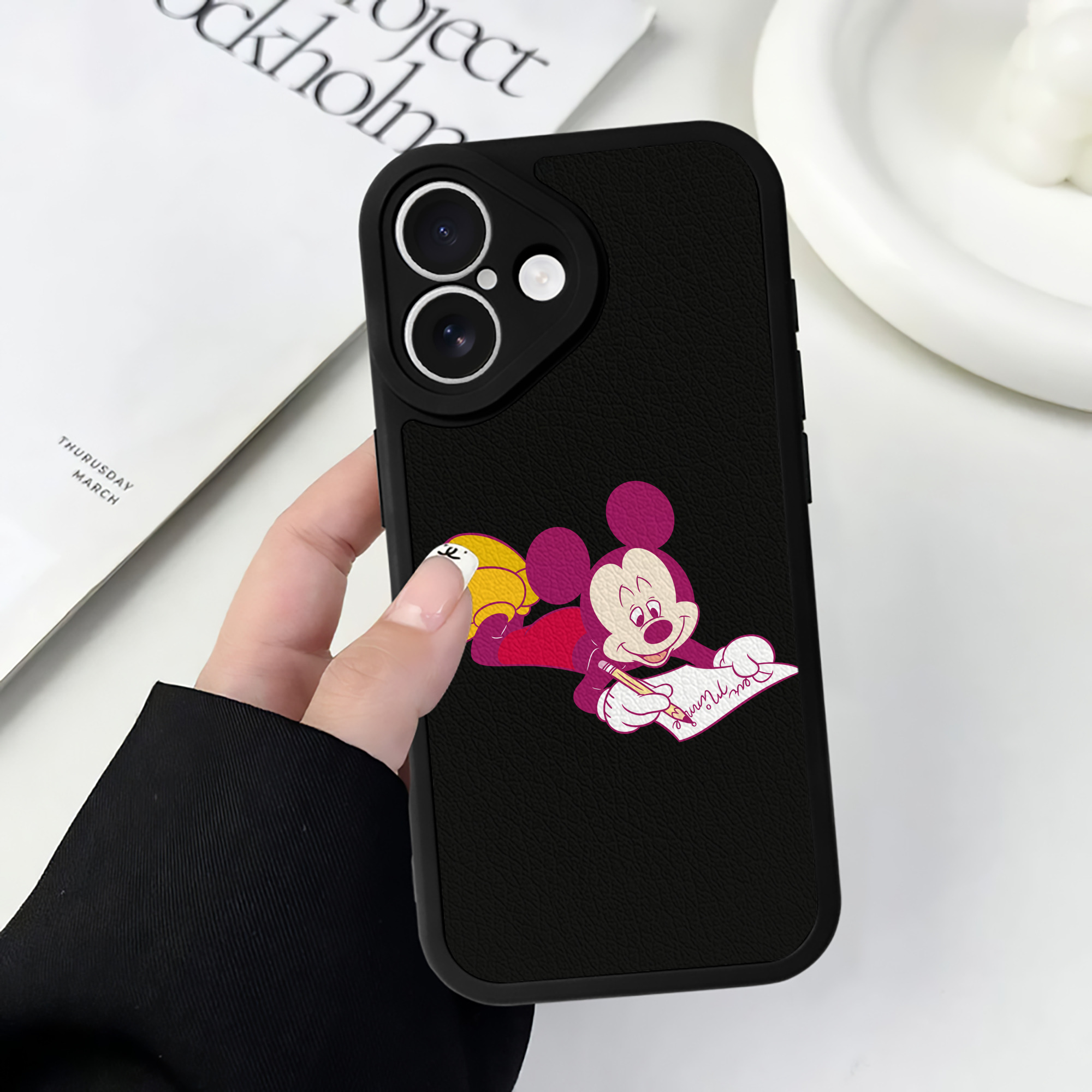 （画像用） ミッキーマウス Mickey Mouse 【iPhone 16シリーズ対応】シリコンスマホケース（レザー調） 材質：シリコン